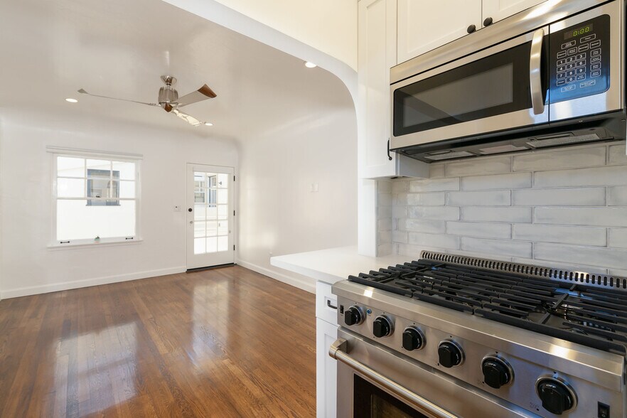 Building Photo - 915 Manhattan Ave