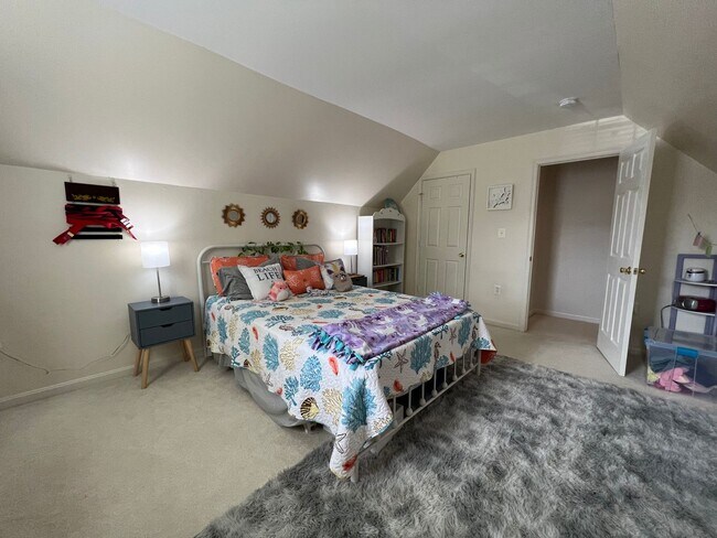 Building Photo - Impressive 4 Bedroom 3.5 Single-Family Hom...