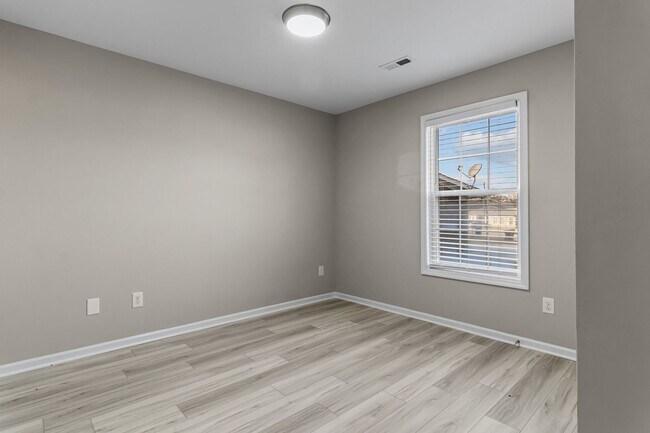 Building Photo - 1 month free rent!!!