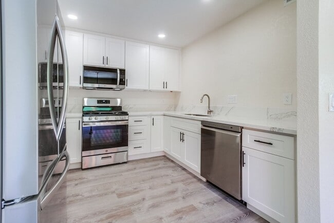 Building Photo - Downtown Vista Townhome, Available Now!