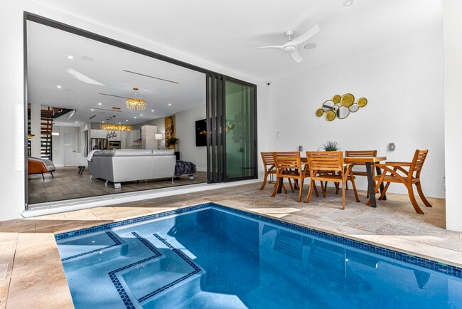 Building Photo - 1121 NE 17th Ave