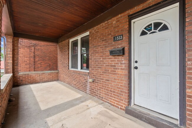 Building Photo - 3 bed 1 bathroom - central air, outdoor sp...