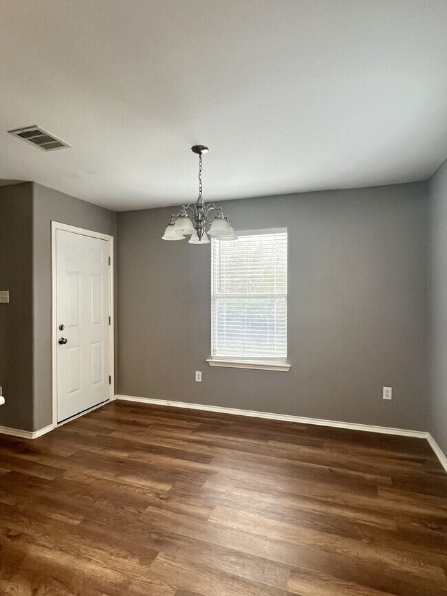 Building Photo - 9411 Rainbow Creek