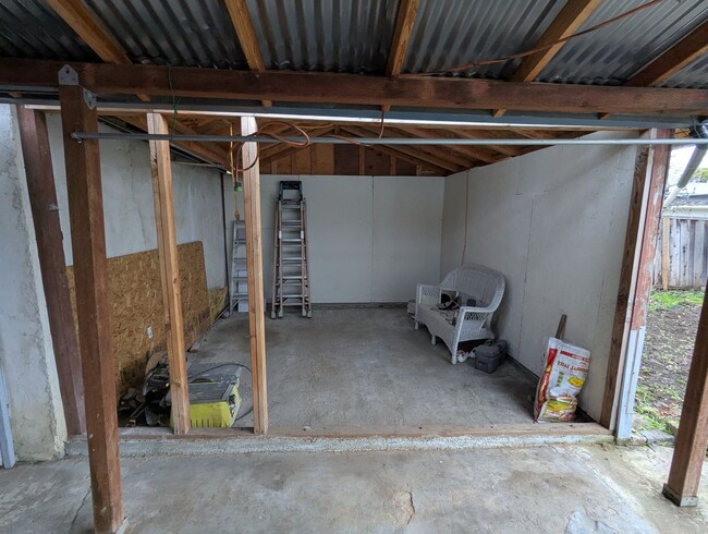 Building Photo - Spacious 3-Bedroom Home with Office & Fami...