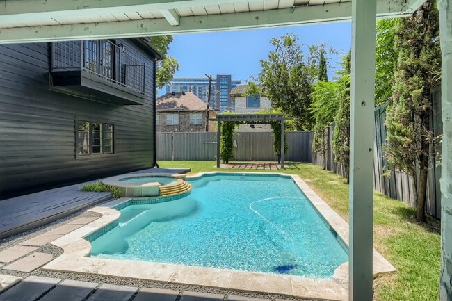 Building Photo - Impressive Cochran Heights home with outdo...