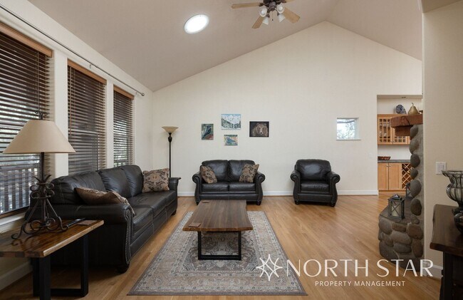 Building Photo - Spacious Bend 3 bed/2 bath Residence w/ Of...