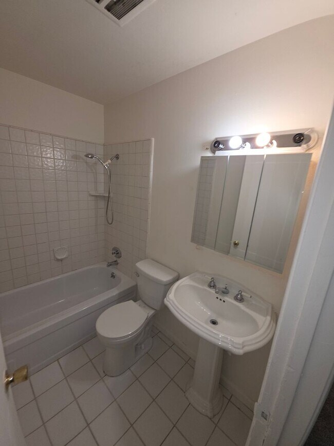 Building Photo - Beautiful 2BR/1BA Condo in Auburn - Move-I...