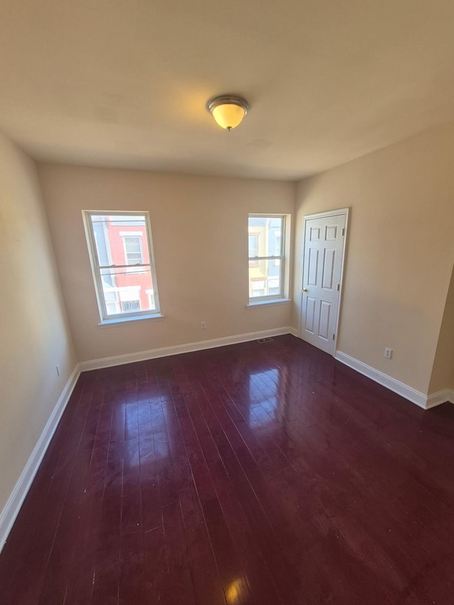 Building Photo - 4 Bed/1.5 Bath Steps from Temple University