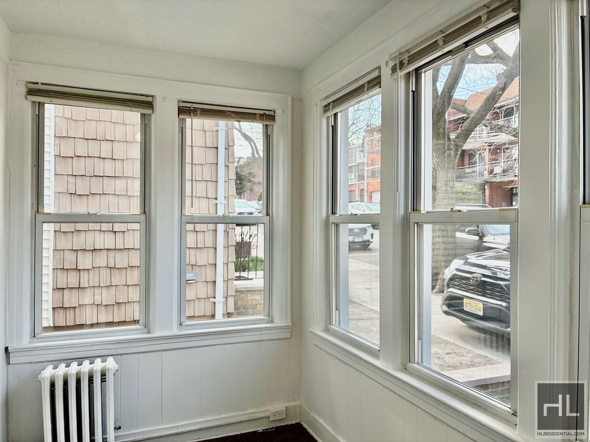 Building Photo - Large 2.5 bed 2 bath duplex with in unit W/D, Private Yard, Shed & Parking Available for an addit...