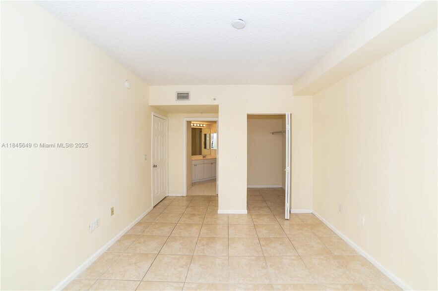 Building Photo - 17150 N Bay Rd