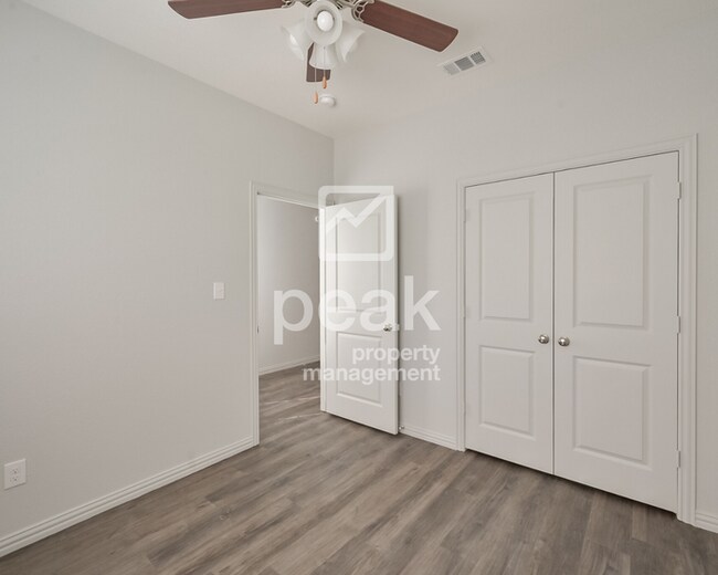Building Photo - $1500! BEAUTIFUL 2 Bedroom Free application through 8/10! See information in description!