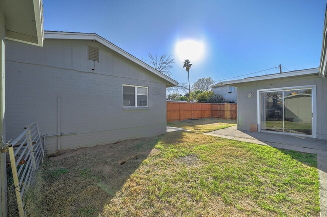 Building Photo - 2133 W Morten Ave