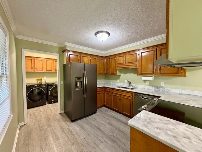 Building Photo - Minutes from Shaw AFB!