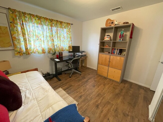 Building Photo - Beautiful single story 3 bedroom w/2 parki...