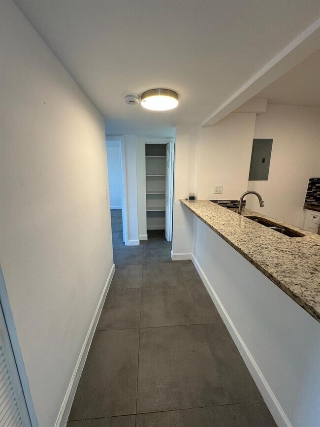 Building Photo - 13390 NE 7th Ave