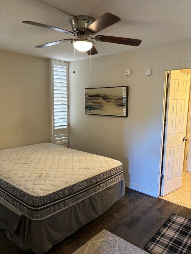 Building Photo - AVAILABLE NOW. Electric included. Furnishe...