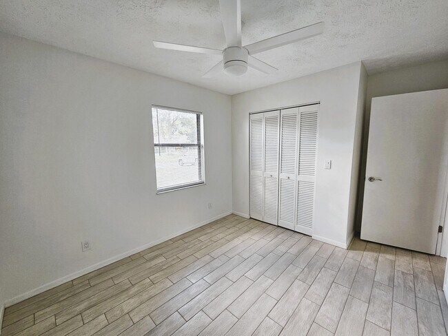 Building Photo - 367 NW Placid Ave