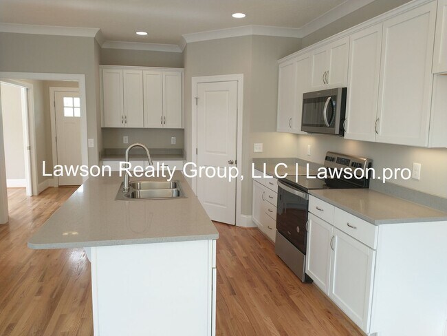 Building Photo - Upscale Three Bedroom in Colonial Green with Garage