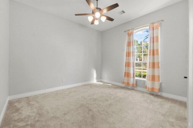 Building Photo - 161 Riverbend Way