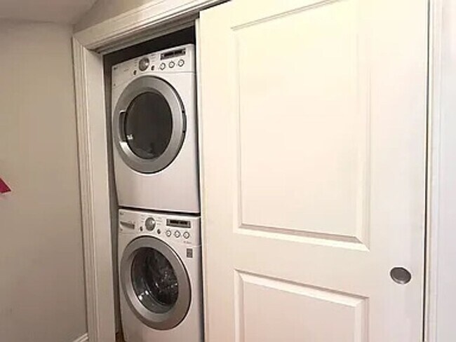 Building Photo - South End 2 Bed / 2 Bath – Washer/Dryer – Parking Available – No Fee