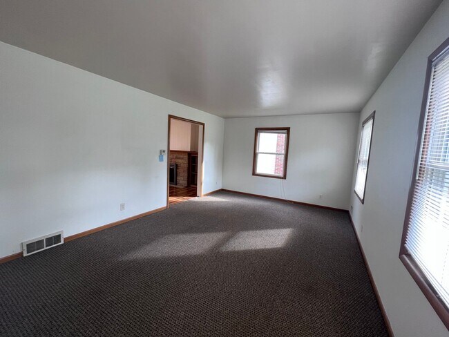 Building Photo - 5 Bedroom home on the NE side of Grand Rapids