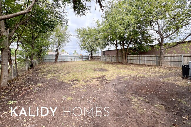 Building Photo - 909 SW 48th St