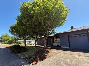 Building Photo - Stunning Pet Friendly Three Bedroom Corval...