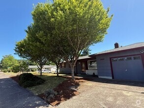 Building Photo - Stunning Pet Friendly Three Bedroom Corval...