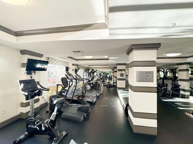 Building Photo - 2421 NE 65th St