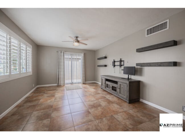 Building Photo - Lovely 3/2 Phoenix House with Backyard Oasis!