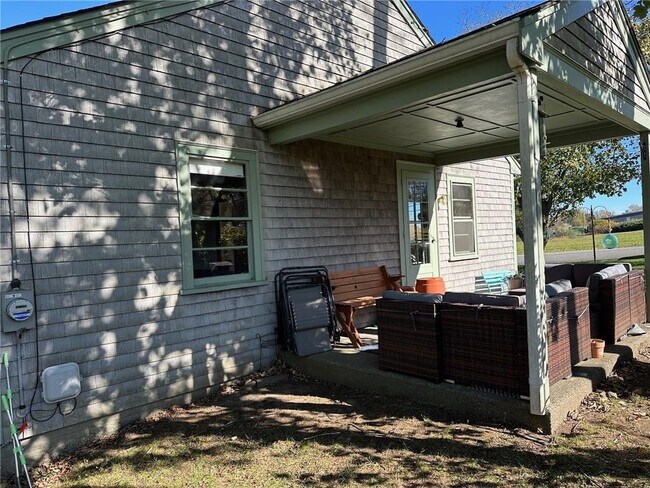 Building Photo - 749 W Main Rd