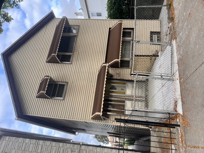 Building Photo - 3741 S Union Ave