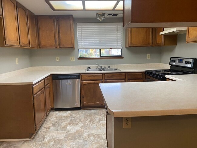 Building Photo - Nice well cared for home in desirable Edge...