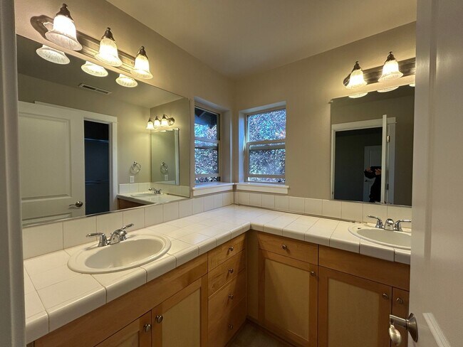 Building Photo - MOVE IN SPECIAL!   4 Bedroom / 2.5 Bathroo...