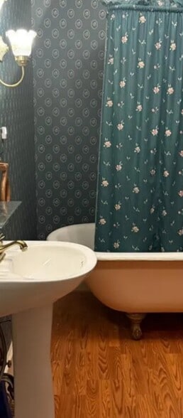 Building Photo - 303 Woodford Pl