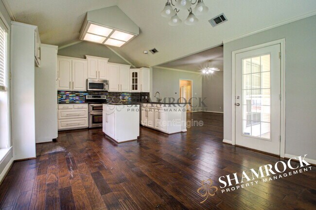 Building Photo - 3005 Comanche Trail