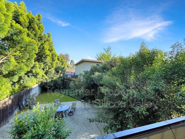 Building Photo - 1568 Willowbrae Ave.