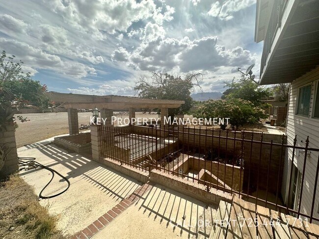 Building Photo - 4 Bed * Tri-Level House on 1+ Acre