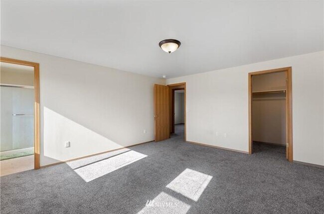 Building Photo - 107 E King Pl