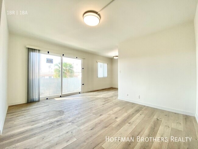 Building Photo - 410 S Manhattan Pl