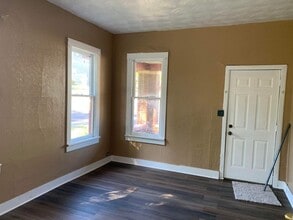 Building Photo - Remodeled 4 bedroom/1bathroom Home