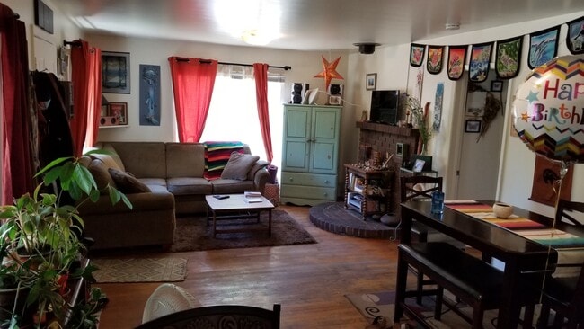 Building Photo - VIDEOTOUR: Want To Live Near Downtown Bend? Adorable Cottage Available Soon! PETS WELCOME