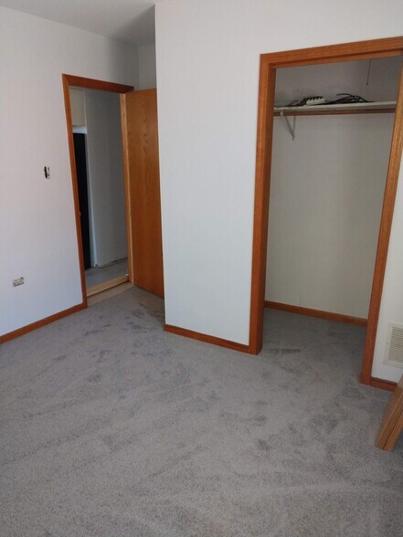 bedroom 2 - 1340 W Wellington Ave