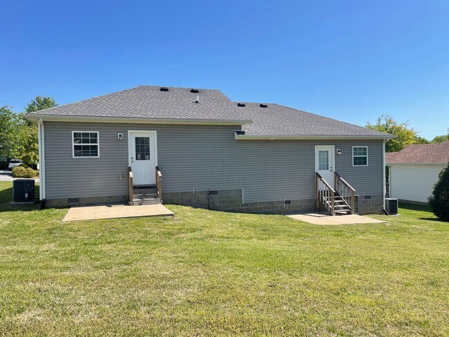 Building Photo - HALF OFF ONE MONTH AT 397B LOWER STONE!