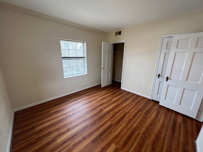 Building Photo - Large 2 bedroom, 1 bathroom condo, just mi...