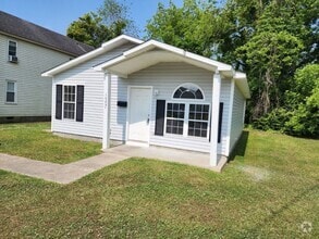 Building Photo - Super Cute home located in City Limits