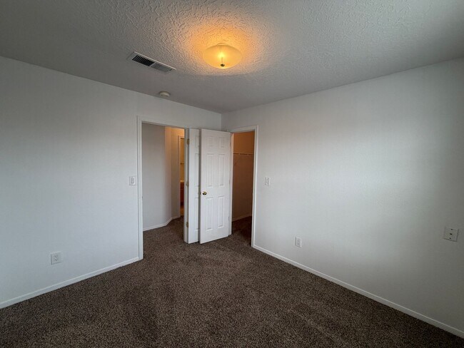Building Photo - 3 Bedroom Home Available Near Paseo Del Norte Blvd NE & Rainbow Blvd NW!