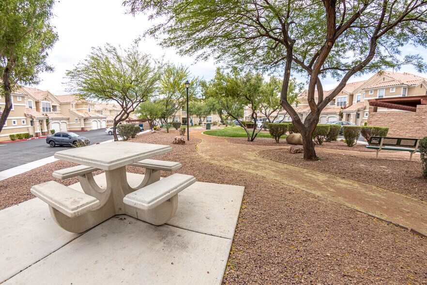 Building Photo - 5855 Valley Dr