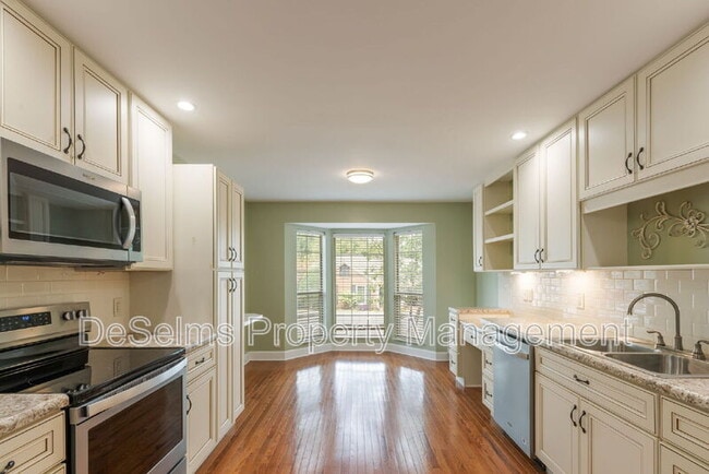 Building Photo - 5120 English Village Dr