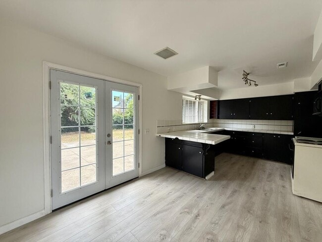 Building Photo - 733 NE Wharton Dr
